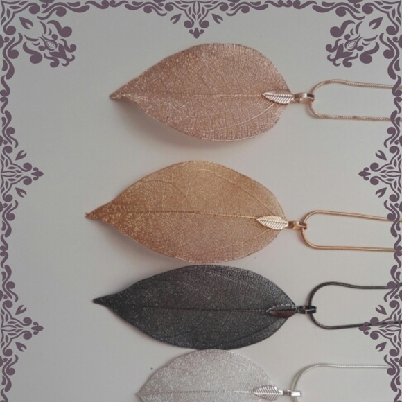 GOLD LEAF NECKLACE - Picture 3 of 3